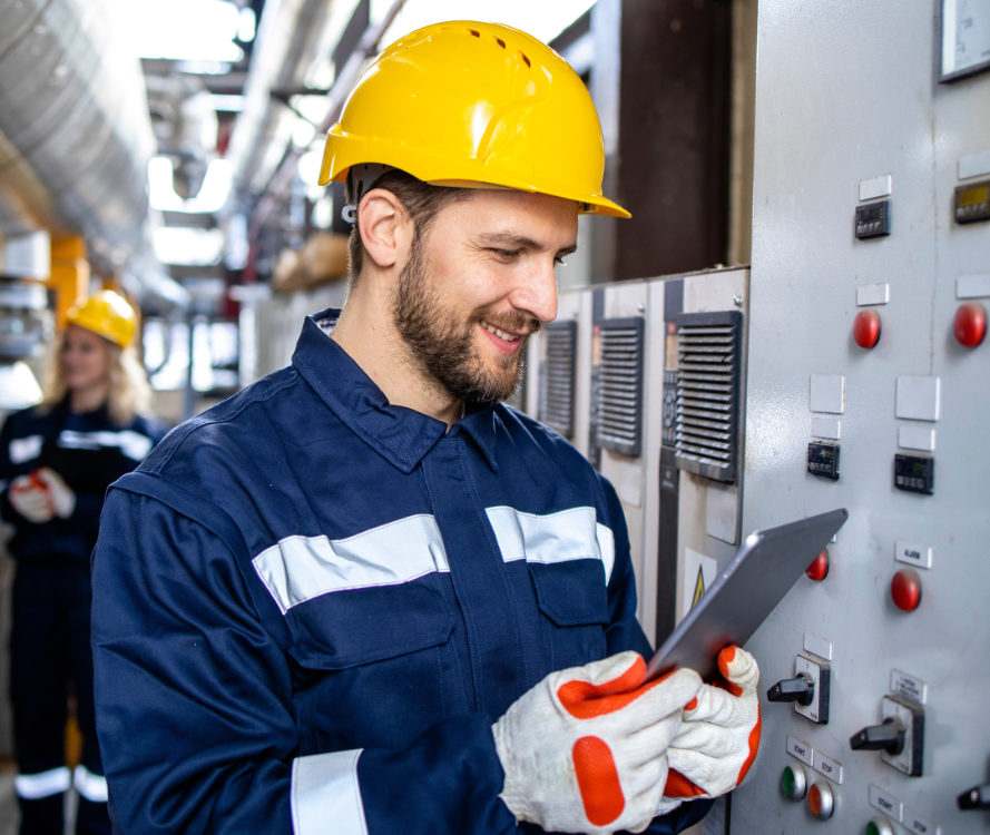 Instalador eléctrico comprobando ajustes