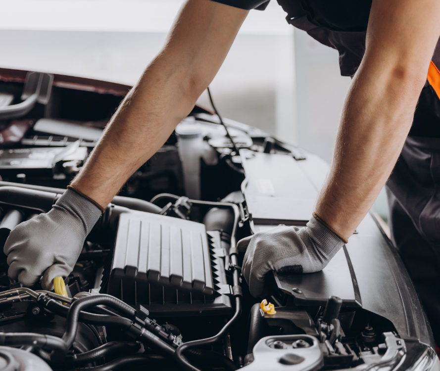 Mecanico comprobando el estado del motor de un coche