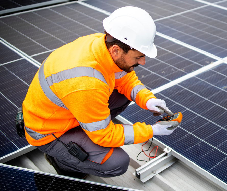 Instalador de placas solares comprobando el funcionamiento